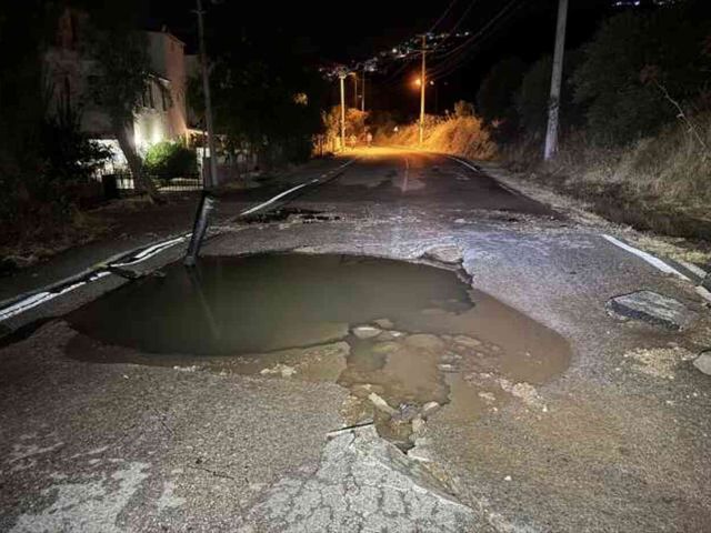 Bodrum'da içme suyu hattı patladı, yolda çökme meydana geldi