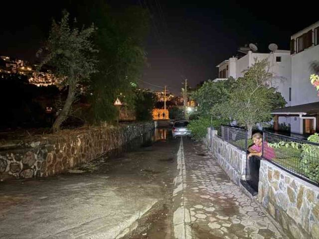 Bodrum'da içme suyu hattı patladı, yolda çökme meydana geldi