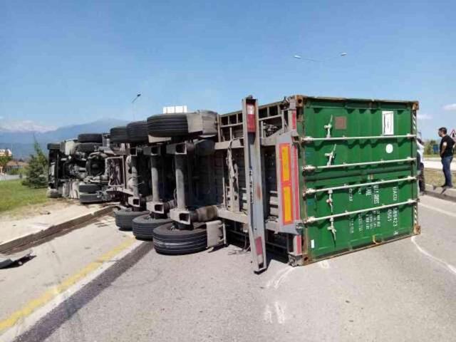 Kontrolden çıkan TIR, otomobilin üzerine devrildi: 1'i çocuk 2 yaralı