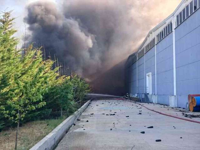 Tekirdağ'da kimya fabrikasında çıkan yangın, plastik fabrikasına sıçradı