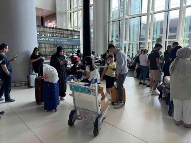 Havada korku dolu anlar! AJet'in Trabzon-Bursa uçuşu İstanbul Havalimanı'na acil iniş yaptı