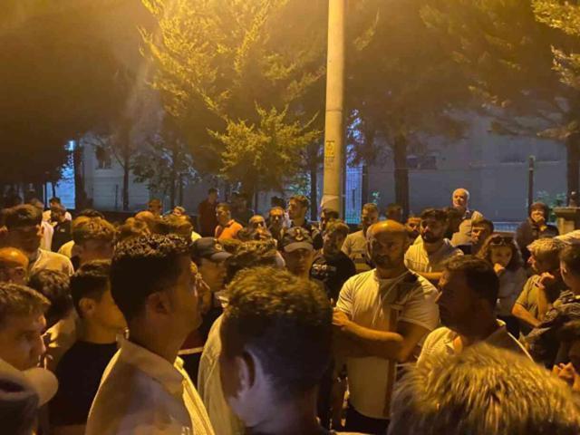 Genç kıza taciz haberini duyanlar sokağa indi! Yabancı uyruklular ilçeden tahliye edildi