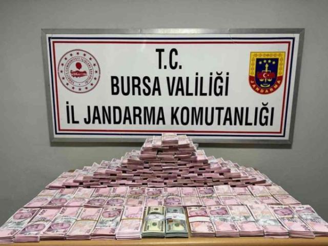 Çinli turistlere bıçaklı gasp! Araçlarını ve binlerce dolar paralarını kaptırdılar