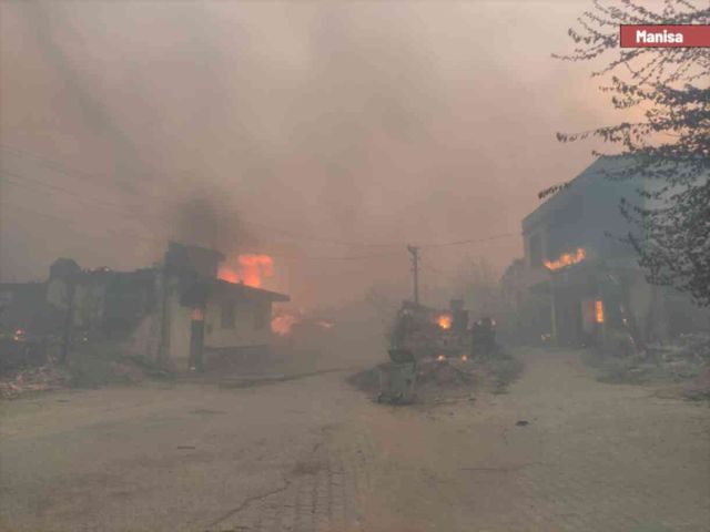 3 ilde alevlerle çetin mücadele! 1 köy 10 dakika içerinde tamamen yandı