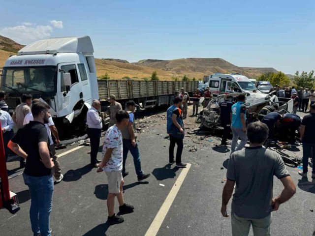 Kızlarının düğünü için çıktıkları yol sonları oldu: 4 ölü, 1 yaralı