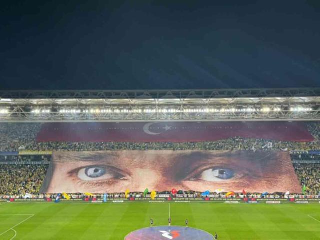 Fenerbahçeli taraftarlardan 3 tribünü birden kapsayan 30 Ağustos koreografisi