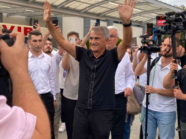 İmza için Trabzon'da! Şenol Güneş'ten ayağının tozuyla dikkat çeken sözler