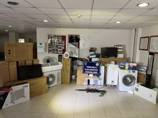 İçlerinden biri de öğretmen! Deprem yardımlarını satarken yakalandılar