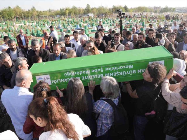Cansız bedeni bulunan Rojin'in tabutunu kadınlar taşıdı