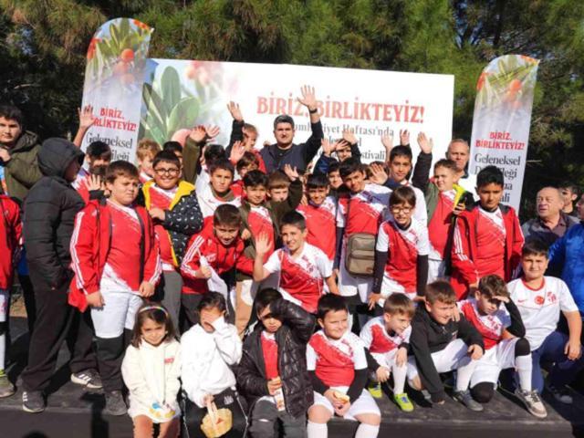 Doğaseverler, 438 metre yüksekliğindeki Kayışdağı Ormanı'nda dağ çileği topladı