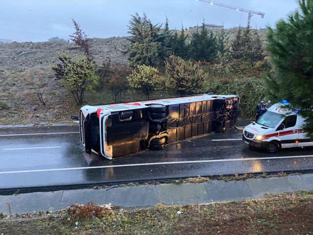 İstanbul'da yolcu otobüsü devrildi: 2 kişi öldü, 15 kişi yaralandı