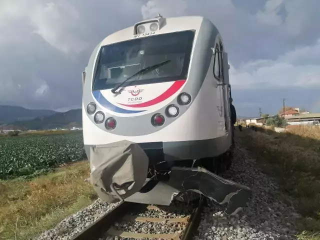 Manisa'da yolcu treni otomobili biçti