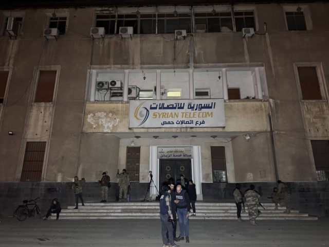 Suriye'de muhalifler başkentin kontrolünü ele geçirdi, Beşar Esad Şam'ı terk etti