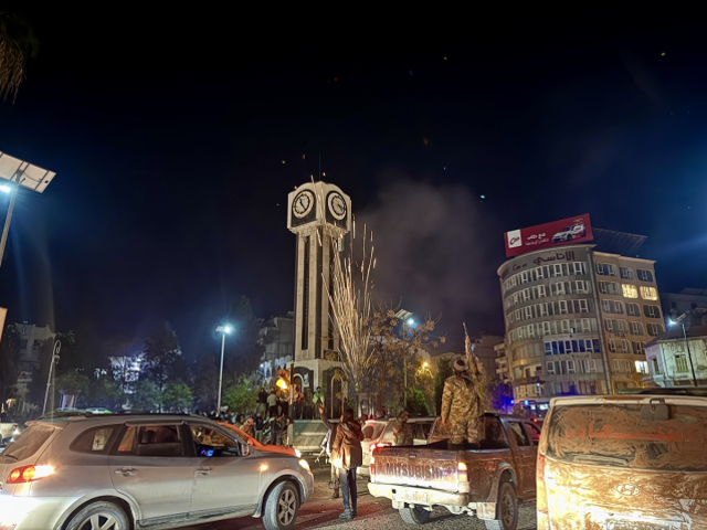 Suriye'de muhalifler başkentin kontrolünü ele geçirdi, Beşar Esad Şam'ı terk etti