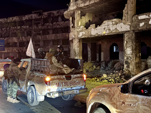 Suriye'de muhalifler başkentin kontrolünü ele geçirdi, Beşar Esad Şam'ı terk etti