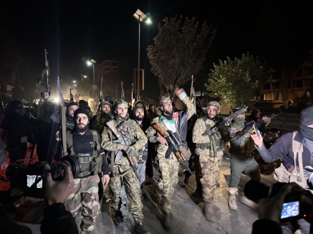 Suriye'de muhalifler başkentin kontrolünü ele geçirdi, Beşar Esad Şam'ı terk etti