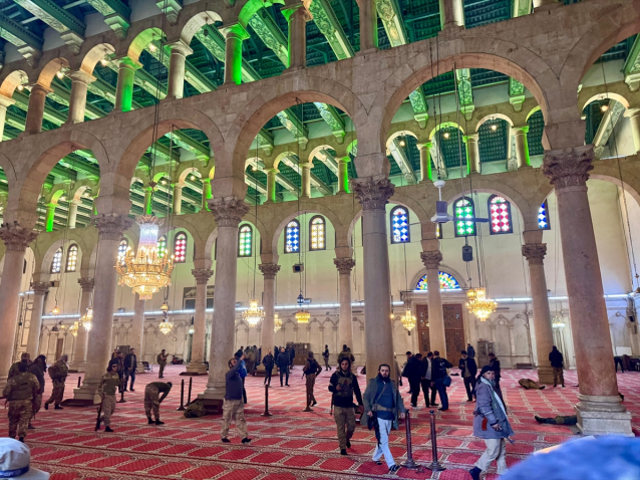 Suriyeliler Emevi Camii'nde Namaz Kıldı