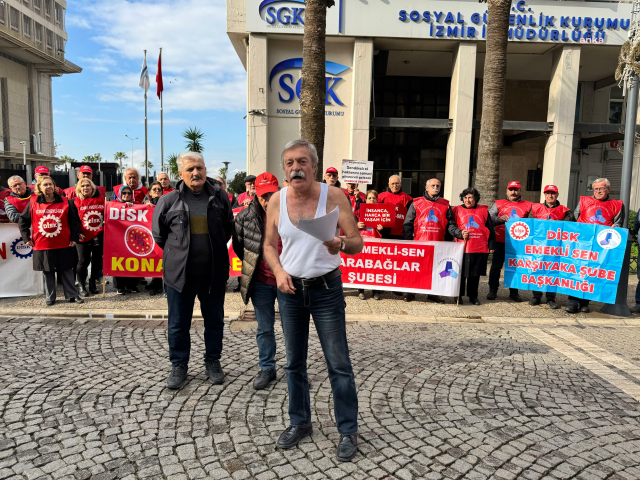 'Emeklinin hali bu' diyerek SGK önünde soyundu