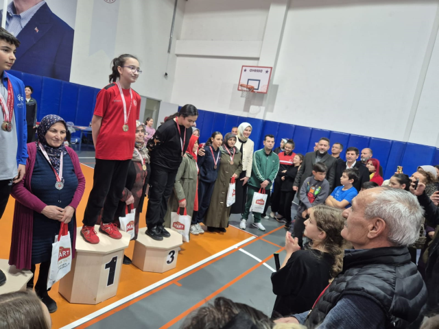 Keçiören'de 3. Geleneksel Aileler Arası Badminton Şampiyonası Gerçekleşti