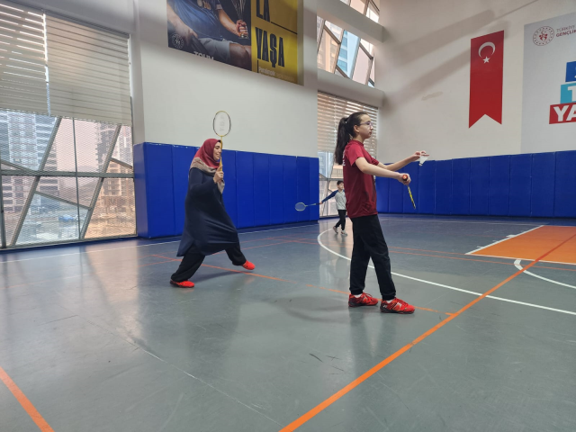 Keçiören'de 3. Geleneksel Aileler Arası Badminton Şampiyonası Gerçekleşti