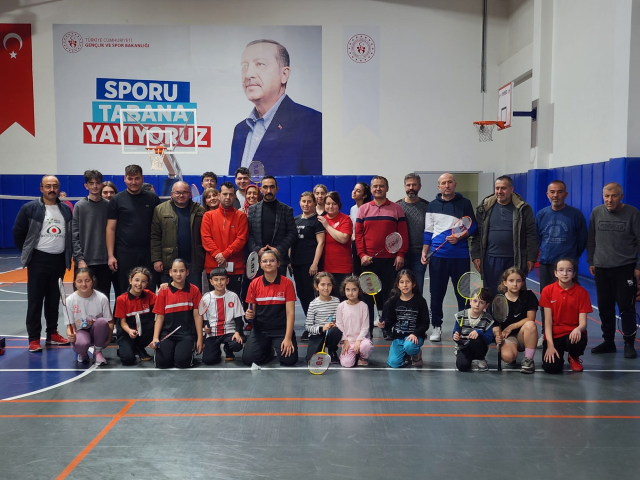 Keçiören'de 3. Geleneksel Aileler Arası Badminton Şampiyonası Gerçekleşti