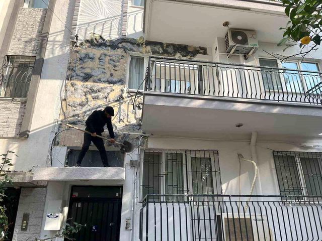 Parasını alamadıkları dairenin dış cephesini kürekle söktüler