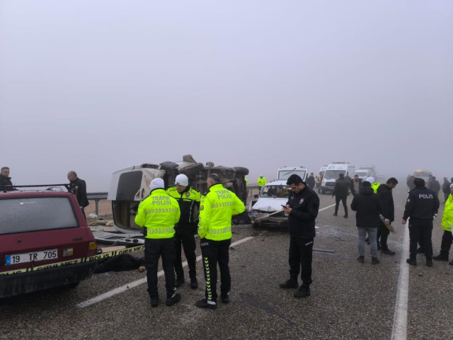 İşçi servisi, iki otomobille çarpıştı! 3 ölü, 15 yaralı