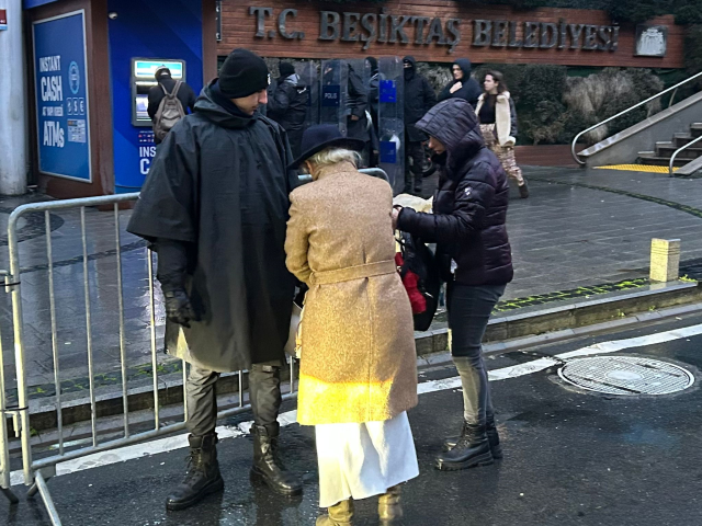 Beşiktaş Belediyesi önünde güvenlik önlemi