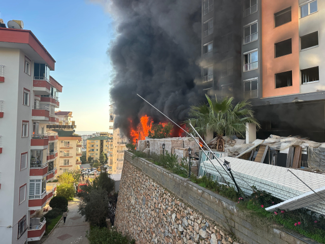 Antalya'da 12 katlı otel inşaatında yangın! Mahsur kalan işçilerin kurtarılma anı ortaya çıktı