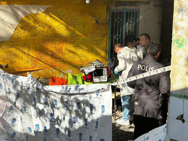 Sandalyede ölü bulunan şahsın katil zanlısı olan kadın, kameralardan yakalandı