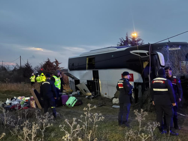 Çanakkale'de kontrolden çıkan otobüs şarampole uçtu: 11 yaralı