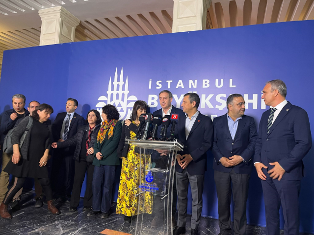 Özgür Özel'den, Mansur Yavaş'ın 'paçavra' çıkışına dikkat çeken yanıt