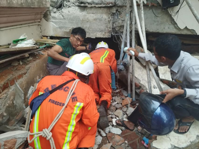 Asya'yı sallayan depremlerde ağır bilanço! Bir yandan bombardıman sürüyor