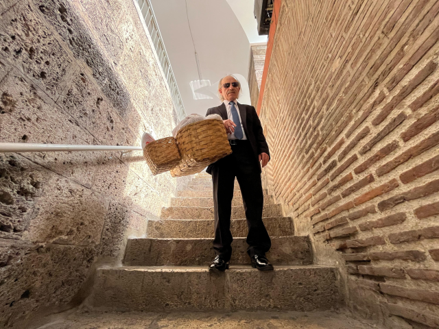 'Kravatlı simitçi' takım elbisesi ve boyalı kunduralarıyla tarihi çarşıları dolaşıp simit satıyor