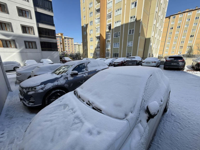 Sivas, nisan ayında eksi 17 derece ile buz kesti