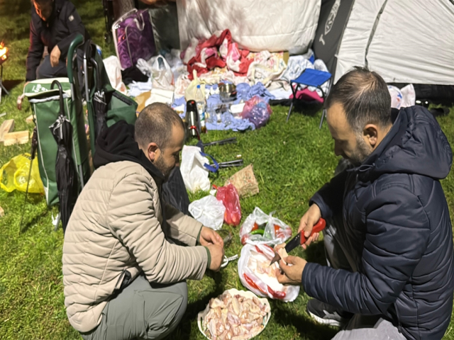 İstanbul'daki depremin ardından yurttaşlar parklara akın etti