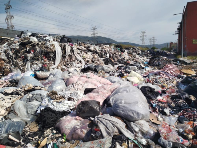 Hindistan değil İzmir! Belediye aracı bile çöp döktü