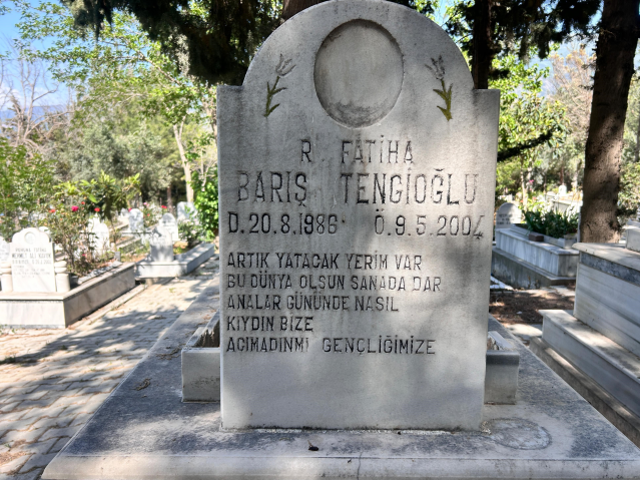 CHP Genel Başkanı Özgür Özel'e Saldıran Şüphelinin Oğlunun Mezarı Dikkat Çekti