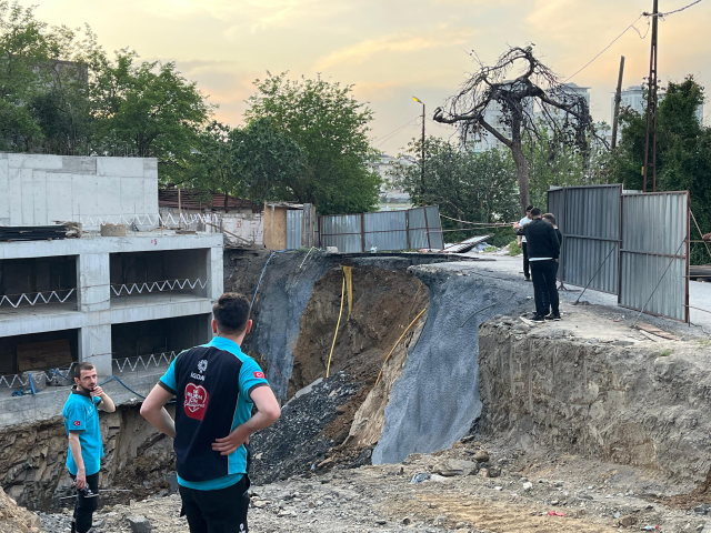 Gaziosmanpaşa'da yol çöktü