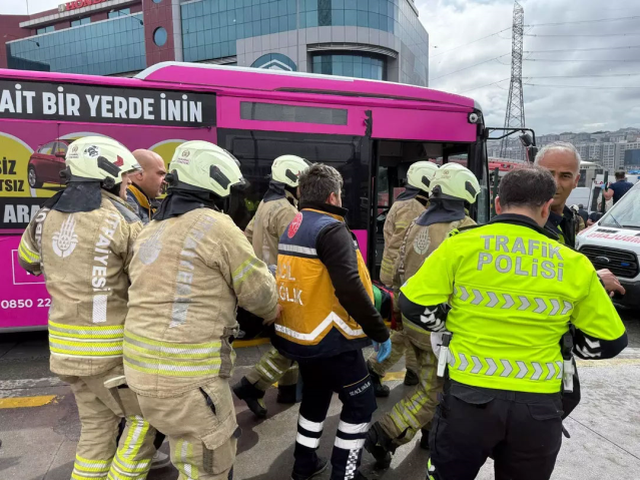 Duraktaki metrobüse arkadan gelen metrobüs çarptı: 3'ü ağır 13 yaralı