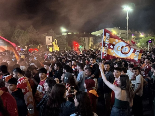 Taraftarlar sokaklardan taştı! Ülkenin birçok noktasında şampiyonluk kutlaması