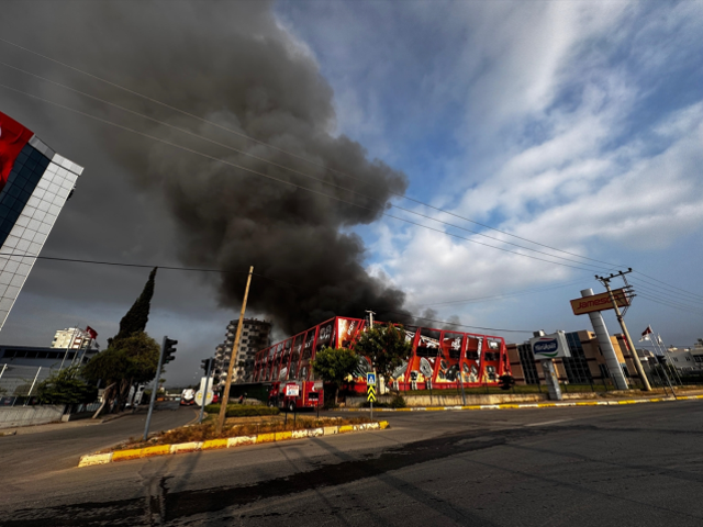 Mersin'de fabrika yangını! Yol ulaşıma kapatıldı, patlama sesleri duyuluyor