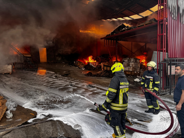 Mersin'de fabrika yangını! Yol ulaşıma kapatıldı, patlama sesleri duyuluyor