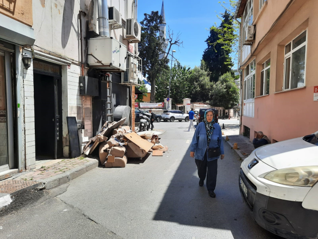 Fatih'te Tehlikeli Taşınma: Eşyalar Pencereden Aşağı Atlandı