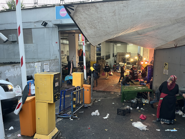 Kapalı pazar yeri havalandırmasına biber gazı sıkıp kaçtı
