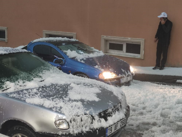 Mayısın sonunda kış geri döndü! Şehir beyaza büründü