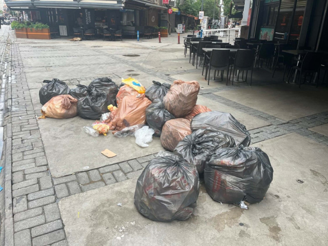 İzmir Büyükşehir Belediyesi'nde grev sürüyor