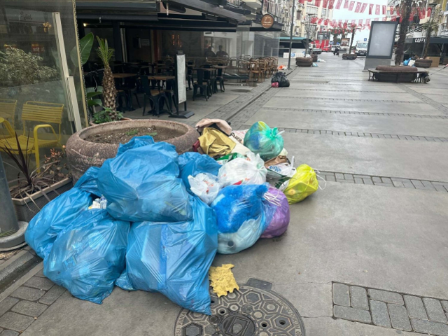 İzmir Büyükşehir Belediyesi'nde grev sürüyor
