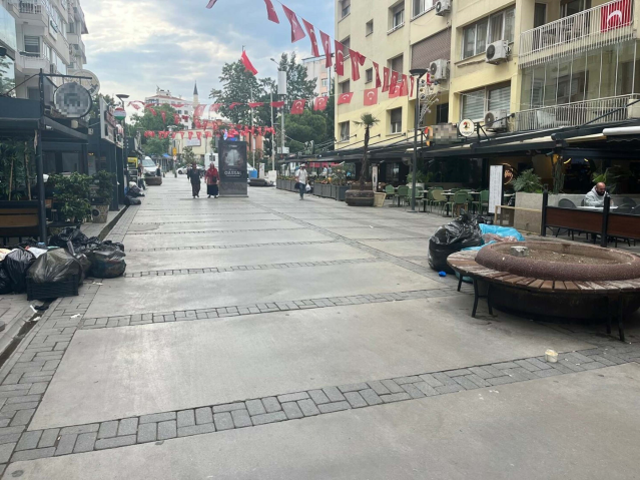 İzmir Büyükşehir Belediyesi'nde grev sürüyor