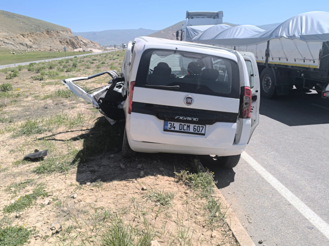 Van'da 2 araç kafa kafaya çarpıştı: 4 ölü, 2 yaralı